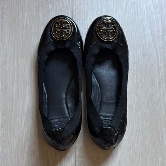 Tory Burch Black Logo Medallion Ballet Flats - Picture 2 of 9